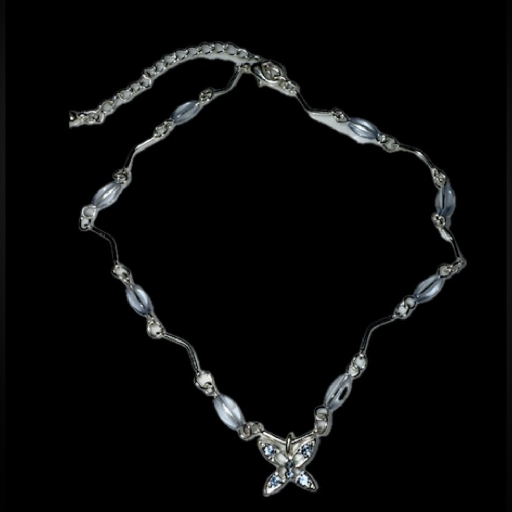 $2🦋Vintage Silver Butterfly Necklace🦋$2 WHEN BUNDLED WITH 3 OR MORE ITEMS - Picture 4 of 16